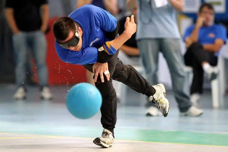 Atleta cego arremessando bola de Goalball