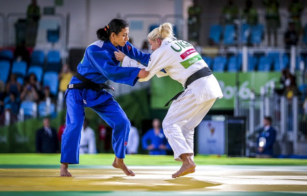 Atleta em competição de judô