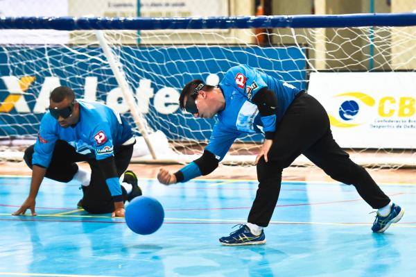 Atletas jogando GoalBall